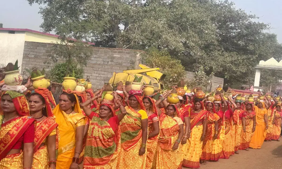 श्रीमद्भागवत ज्ञान यज्ञ के प्रथम दिवस निकाली गई कलश यात्रा