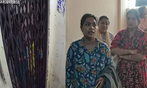 हादसे के बाद बाहर निकले इंद्रप्रस्थ सोसाइटी के लोग