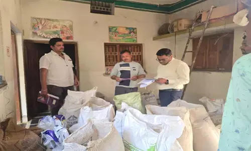 कार्रवाई करने पहुंची जिला प्रशासन की टीम