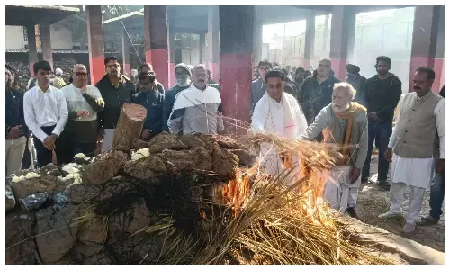 बड़े पुत्र डॉ. हिमांशु द्विवेदी ने दी मुखाग्नि, अंतिम संस्कार में शामिल हुए नरेंद्र सिंह तोमर समेत कई गणमान्य