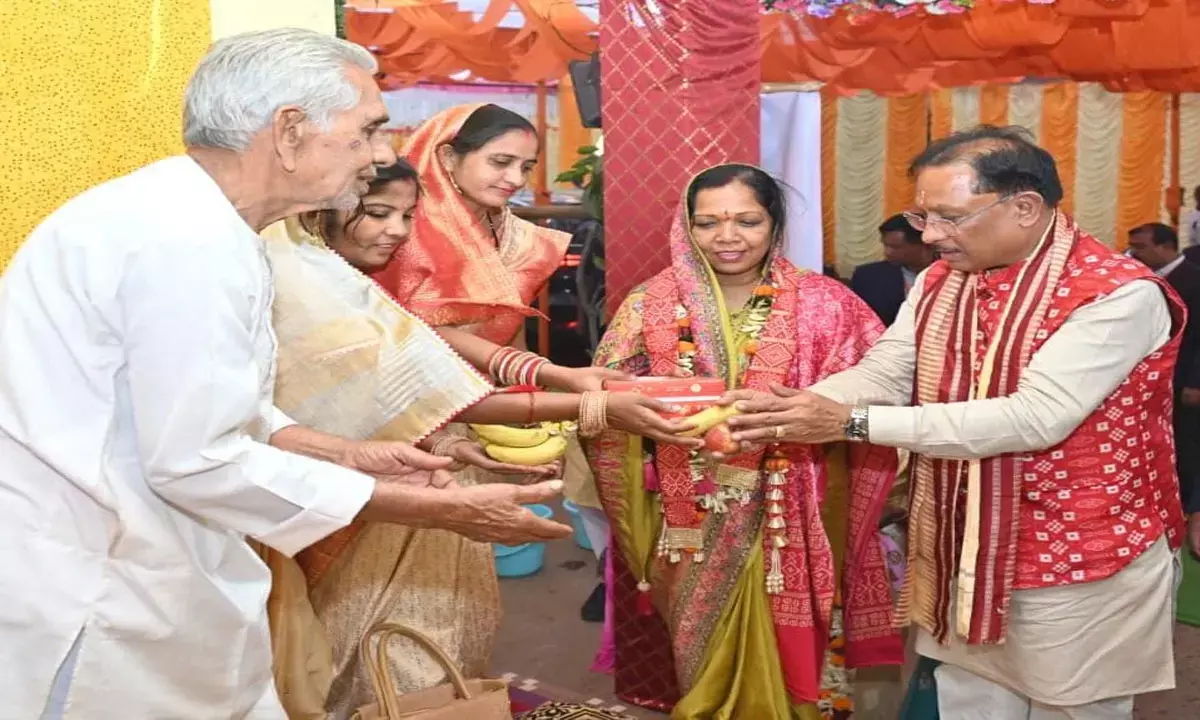 मां महालक्ष्मी पूजन में पत्नी कौशल्या साय के साथ शामिल हुए सीएम साय मां महालक्ष्मी पूजन में पत्नी कौशल्या साय के साथ शामिल हुए सीएम साय