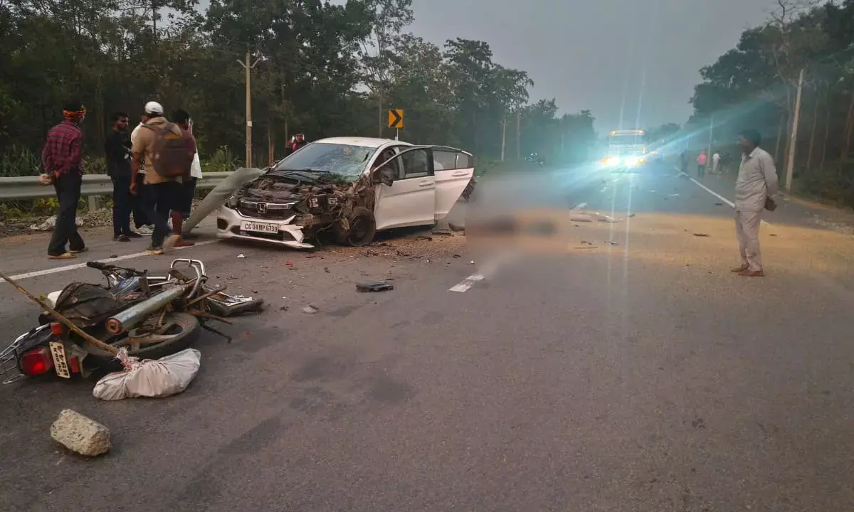 हादसे में कार और बाइक के उड़े परखच्चे