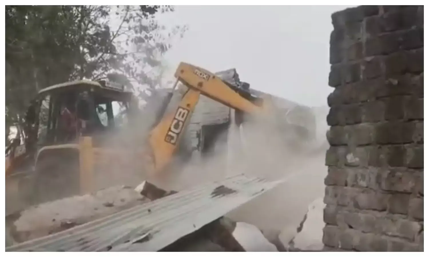 लव जिहाद के आरोपी अरबाज के घर पर चला बुलडोजर, धर्म परिवर्तन का बना रहा था दबाव