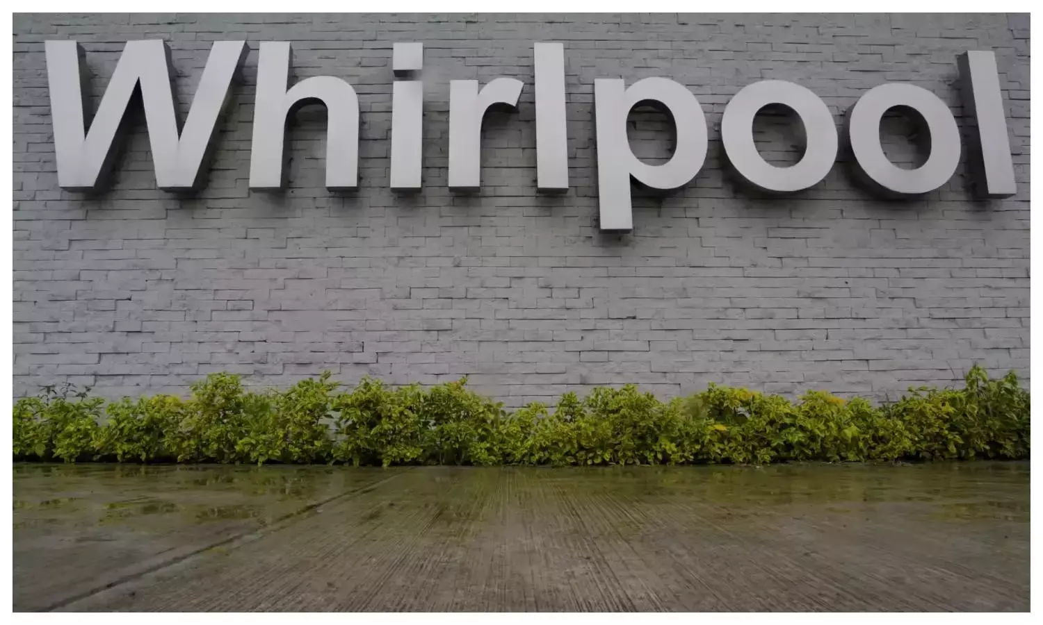 व्हर्लपूल इंडिया के शेयर क्यों अचानक 11% गिरे, क्या होगा आगे?