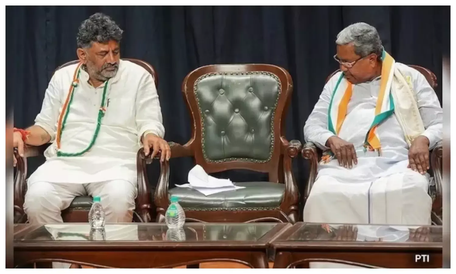 DK शिवकुमार vs सिद्धारमैया आमने-सामने, हाईकमान पर बढ़ा दबाव