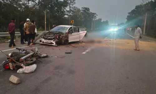 हादसे में कार और बाइक के उड़े परखच्चे