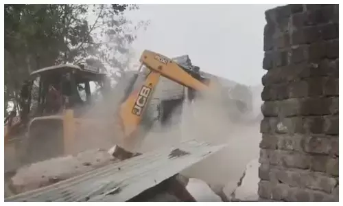 लव जिहाद के आरोपी अरबाज के घर पर चला बुलडोजर, धर्म परिवर्तन का बना रहा था दबाव