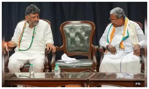 DK शिवकुमार vs सिद्धारमैया आमने-सामने, हाईकमान पर बढ़ा दबाव