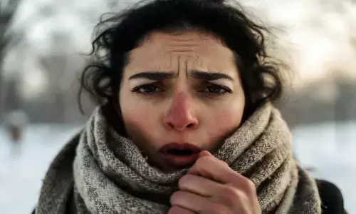 कफ से परेशान महिला