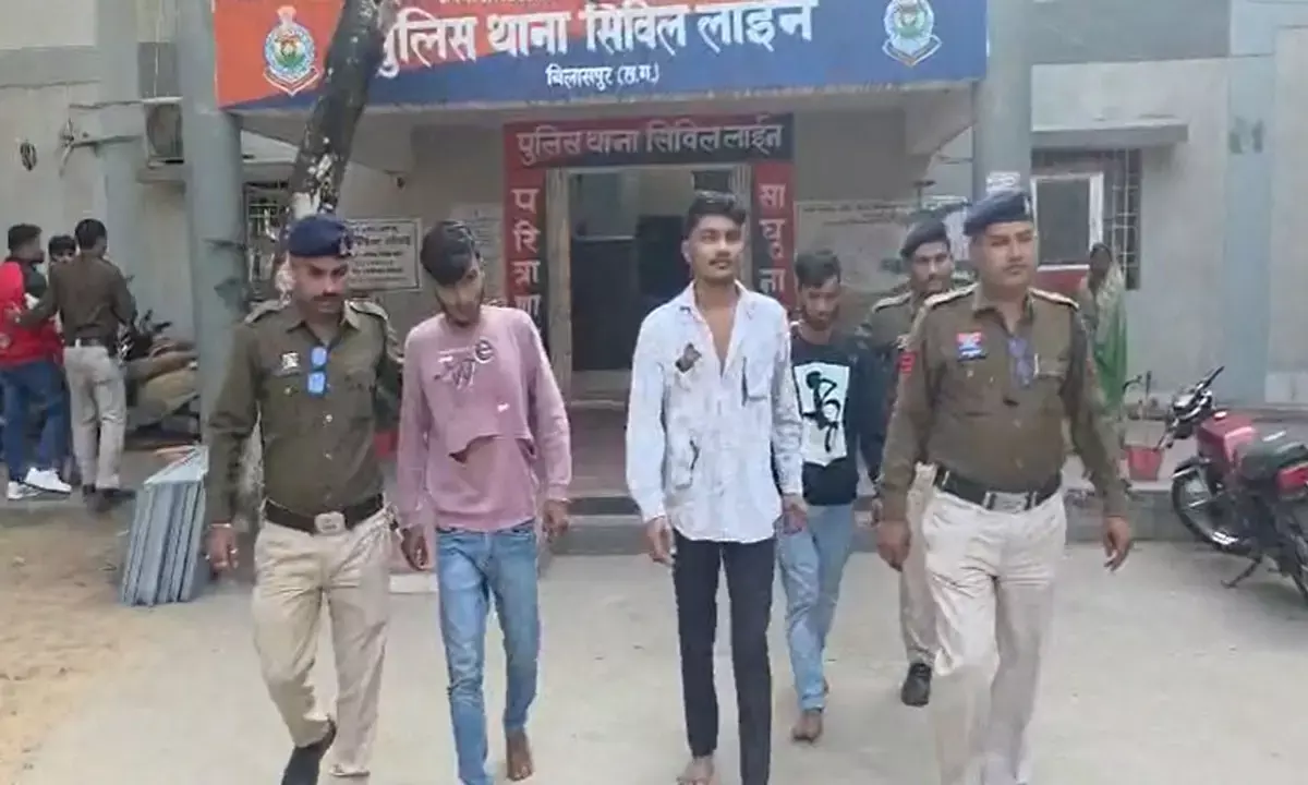 पुलिस की गिरफ्त में रीलबाजी करने वाले आरोपी