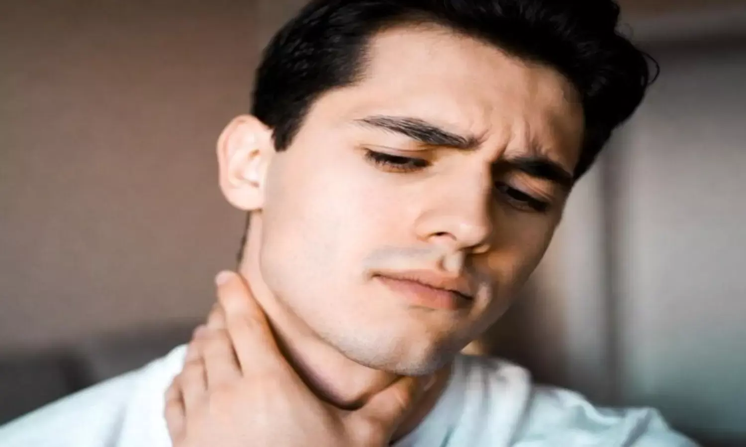 गर्दन के दर्द से परेशान व्यक्ति