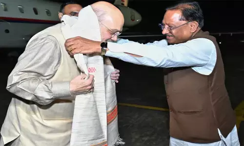 गृह मंत्री अमित शाह का स्वागत करते हुए सीएम विष्णु देव साय