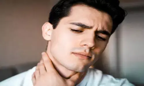 गर्दन के दर्द से परेशान व्यक्ति