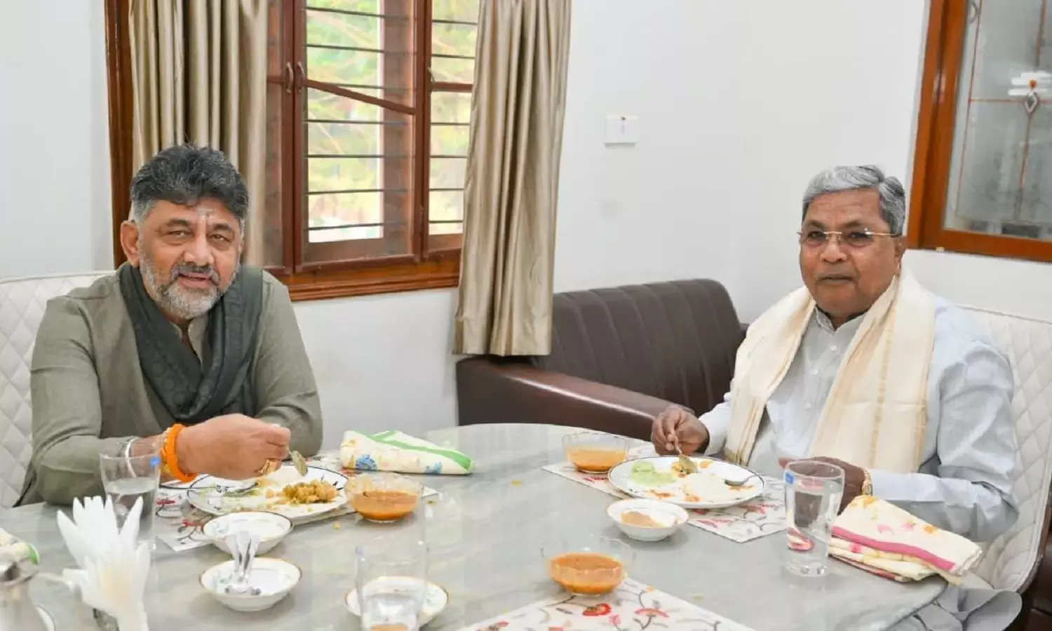 कर्नाटक संकट: CM सिद्धारमैया–DK शिवकुमार की नाश्ते पर अहम मुलाकात