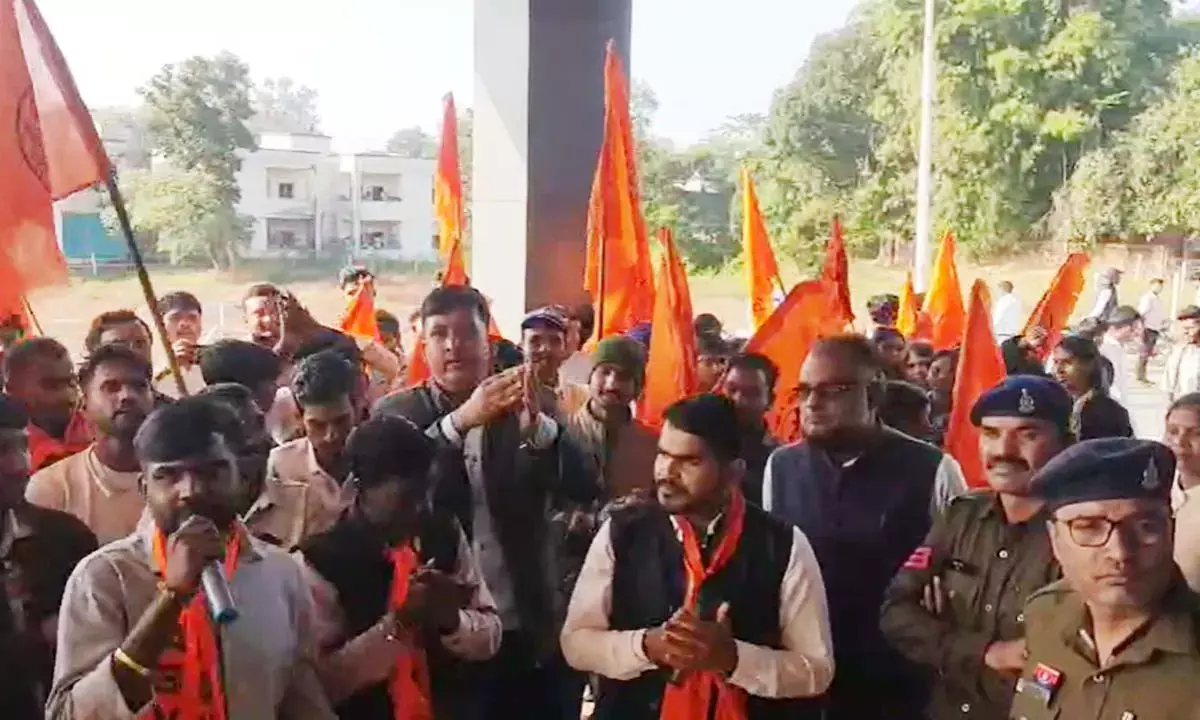 सूरजपुर में कलेक्ट्रेट का किया था घेराव, सार्वजनिक संपत्ति को नुकसान पहुंचाने का है आरोप