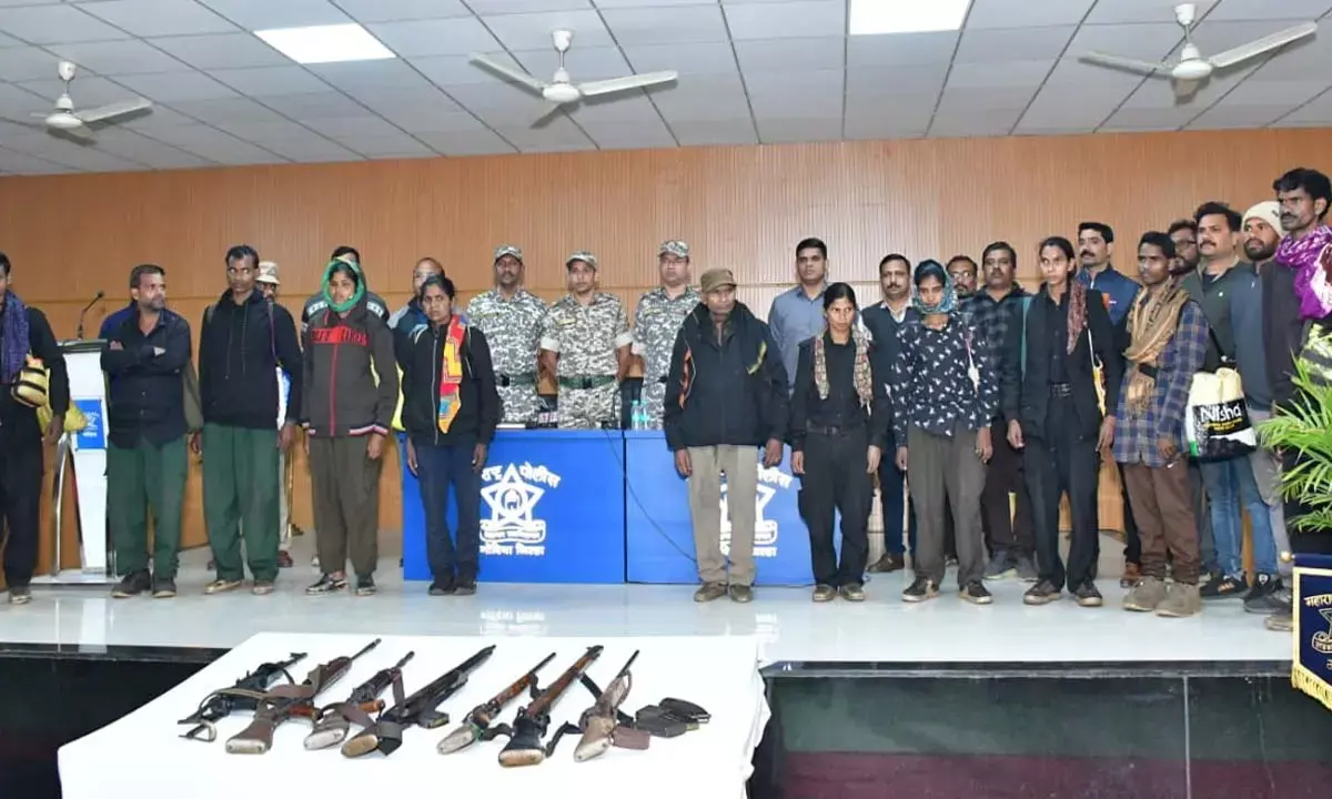 11 नक्सलियों ने किया सरेंडर