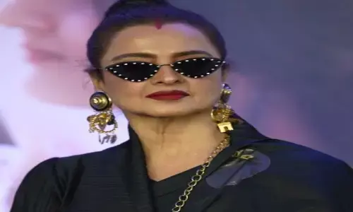 ‘गुस्स्ताख इश्क’’ के प्रीमियर में रेखा का ब्लैक साड़ी लुक, देखें वीडियो