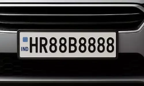 most-expensive-Fancy number-plate-hr88b8888 Makes records