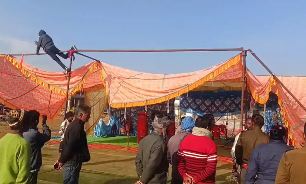 जनसुनवाई के लिए लगे टेंट को ग्रामीणों ने उखाड़ा