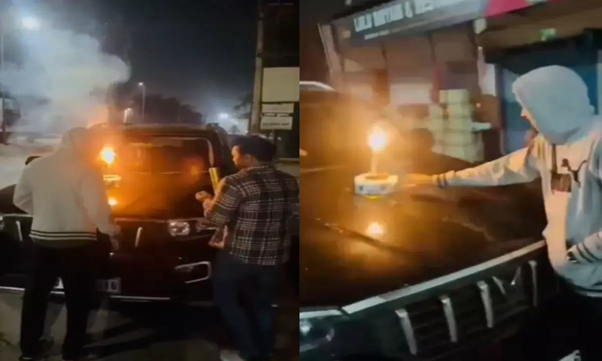 बीच सड़क पर कार खड़ी कर केट काटते हुए बीएमओ