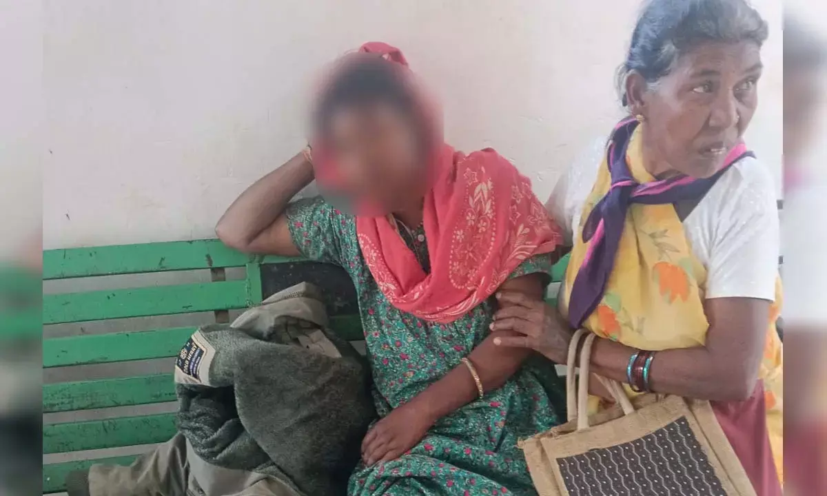 पड़ोसियों ने पति-पत्नी पर रॉड और डंडे से किया वार