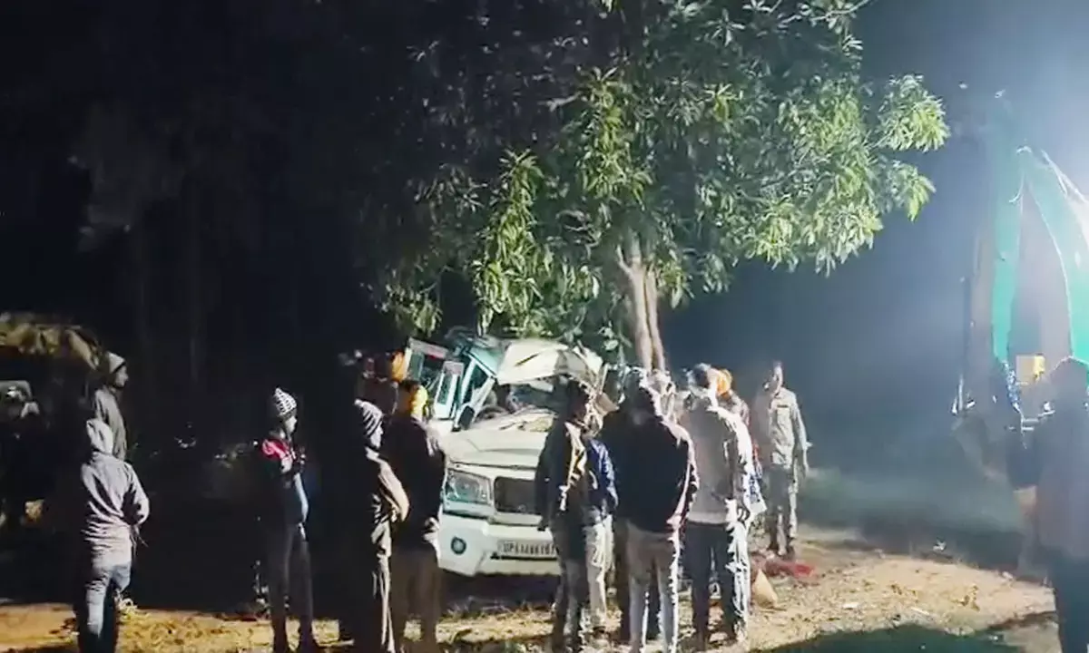 घायलों की मदद करते हुए स्थानीय लोग घायलों की मदद करते हुए स्थानीय लोग