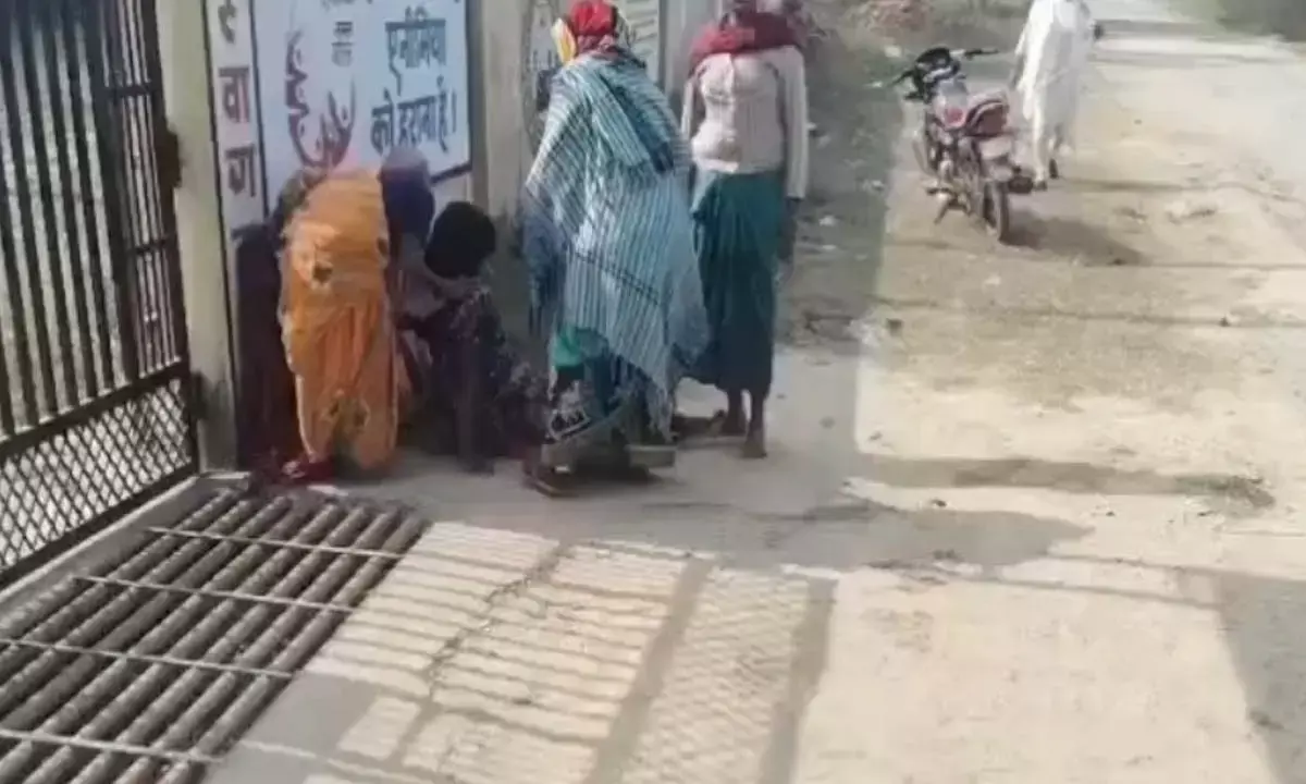 स्वास्थ्य केंद्र में ताला :  खुले में कराया महिला का प्रसव