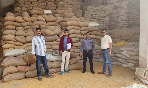 दो राइस मिलों पर प्रशासन का छापा