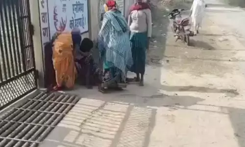 स्वास्थ्य केंद्र में ताला :  खुले में कराया महिला का प्रसव