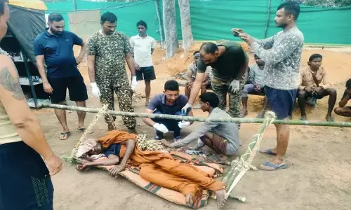 भालू के हमले से घायल ग्रामीण को जंगल से उठाकर पहुंचाया हॉस्पिटल