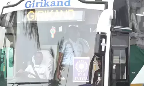 एयरपोर्ट से नवा रायपुर स्थित होटल के लिए रवाना होती हुई टीम