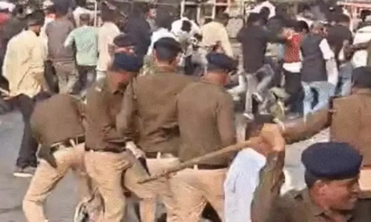 नई गाइडलाइन का विरोध : बिना अनुमति प्रदर्शन कर रहे जमीन कारोबारियों पर पुलिस ने भांजी लाठियां