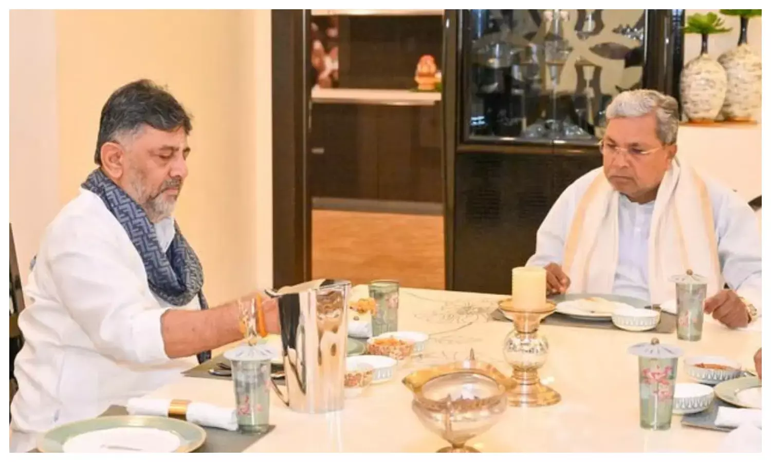 नाश्ते पर पहुंचे CM सिद्धरमैया, डी के शिवकुमार ने किया स्वागत