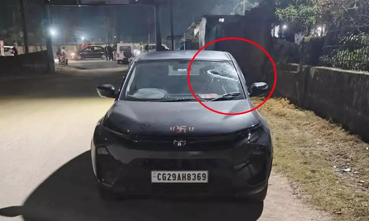 सरकारी वाहन का शीशा तोड़, कुल्हाड़ी से मारने की कोशिश