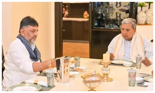 नाश्ते पर पहुंचे CM सिद्धरमैया, डी के शिवकुमार ने किया स्वागत