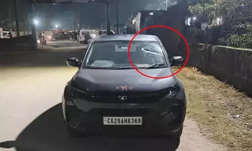 सरकारी वाहन का शीशा तोड़, कुल्हाड़ी से मारने की कोशिश
