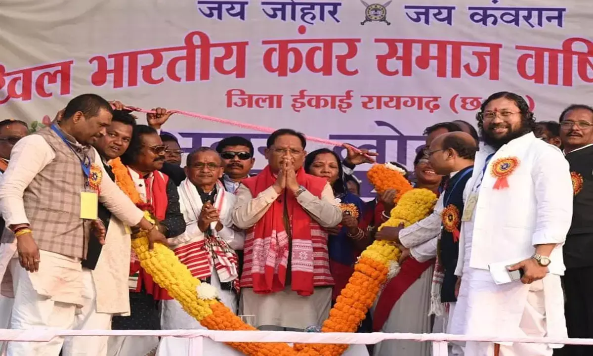 सीएम साय का स्वागत करते हुए समाज के वरिष्ठजन