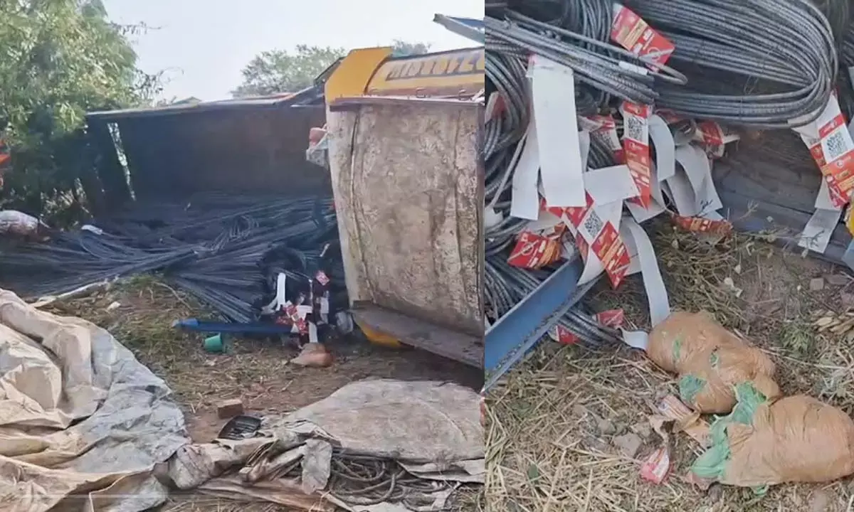 ट्रक पलटा और खुल गई पोल