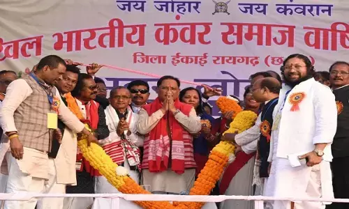 सीएम साय का स्वागत करते हुए समाज के वरिष्ठजन