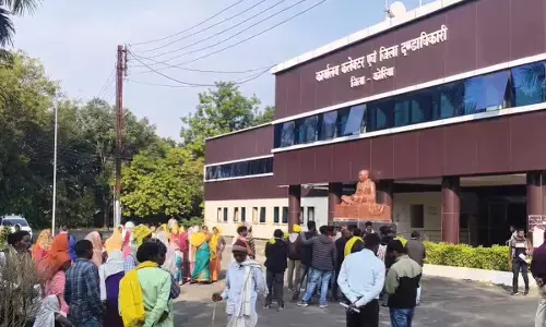 कलेक्ट्रेट पहुंचे चिरमी के सैकड़ों ग्रामीण