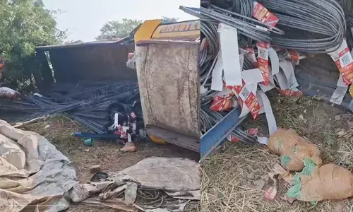 ट्रक पलटा और खुल गई पोल