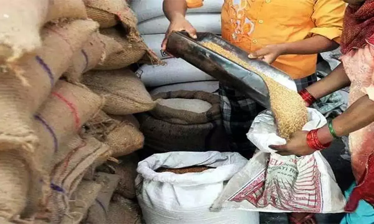 टोकन कटने के बाद 15 दिन वेट : नहीं पहुंच रही गाड़ियां,  इसलिए राशन नहीं मिल रहा