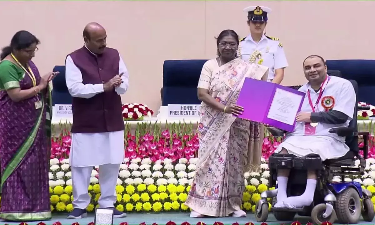 राष्ट्रपति मुर्मू ने बसंत साहू को किया सम्मानित, सर्वश्रेष्ठ दिव्यांगजन कलाकार की श्रेणी में मिला सम्मान