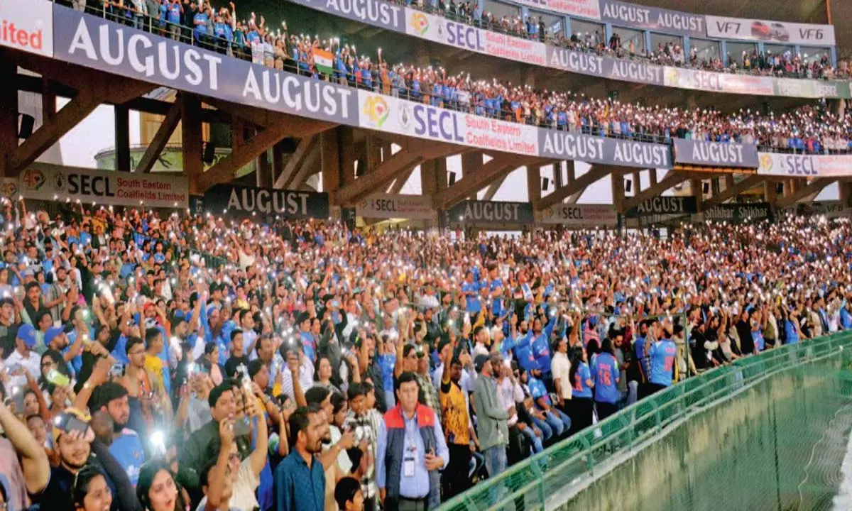 स्टेडियम में पहुंचे 65 हजार दर्शक : विराट- रोहित ने जीता रायपुरियंस का दिल