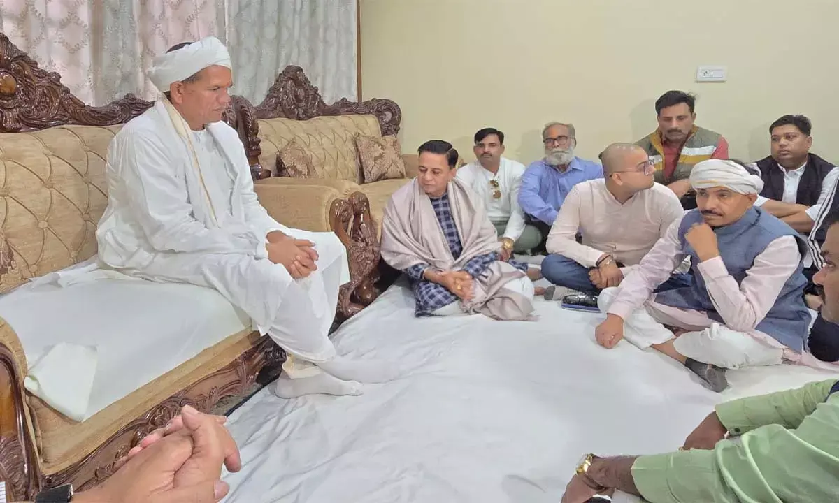 डॉ. हिमांशु द्विवेदी के निवास पहुंचे रावतपुरा सरकार : पूज्य पिताजी पंडित कीर्ति नारायण द्विवेदी जी के निधन पर सांत्वना देकर परिवार को दिया आशीर्वाद
