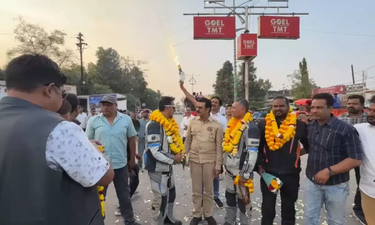 बस्तर के 3 राइडर्स का स्वागत करते हुए नगरवासी