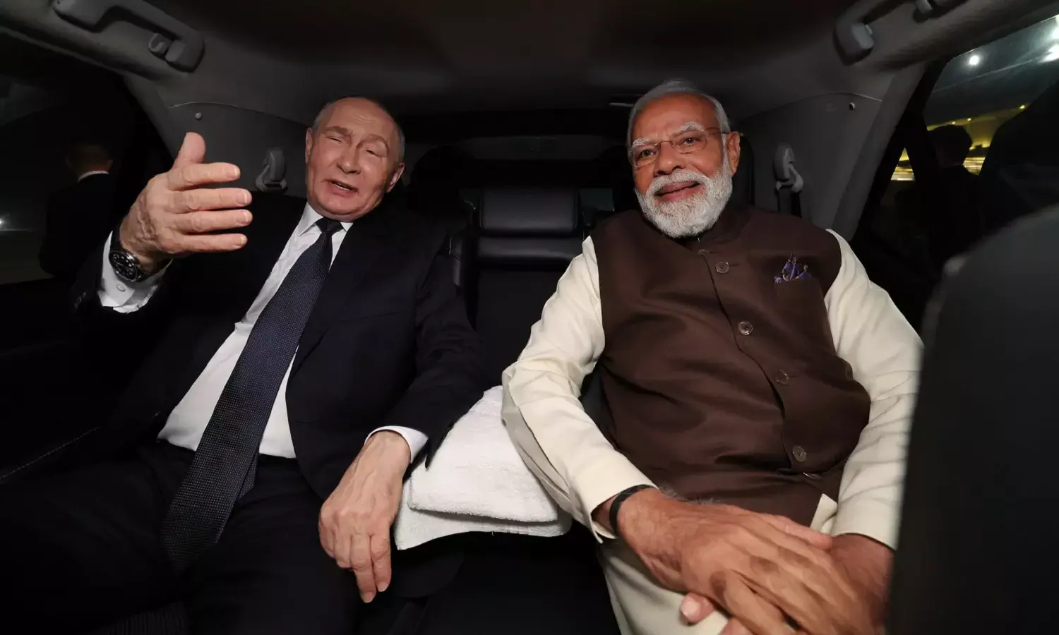 putin and pm modi on car: प्रधानमंत्री मोदी और राष्ट्रपति पुतिन एक ही गाड़ी में बैठकर एयरपोर्ट से प्रधानमंत्री आवास पहुंचे।
