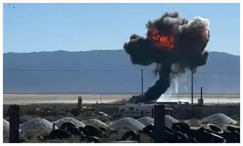 कैलिफोर्निया में US F-16 लड़ाकू विमान क्रैश, पायलट ने सेकंडों में कूदकर बचाई अपनी जान