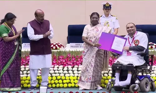 राष्ट्रपति मुर्मू ने बसंत साहू को किया सम्मानित, सर्वश्रेष्ठ दिव्यांगजन कलाकार की श्रेणी में मिला सम्मान