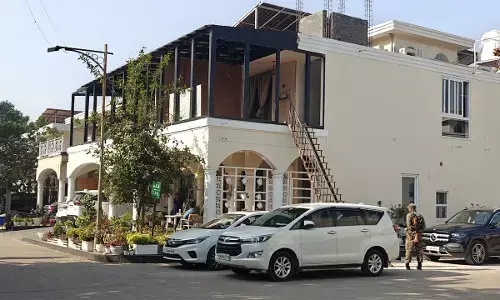 लोहा कारोबारियों के ठिकानों पर आयकर विभाग ने मारा छापा